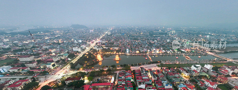 独角兽寺(Chùa kk l<e:1> n)位于越南宁平市的湖中
